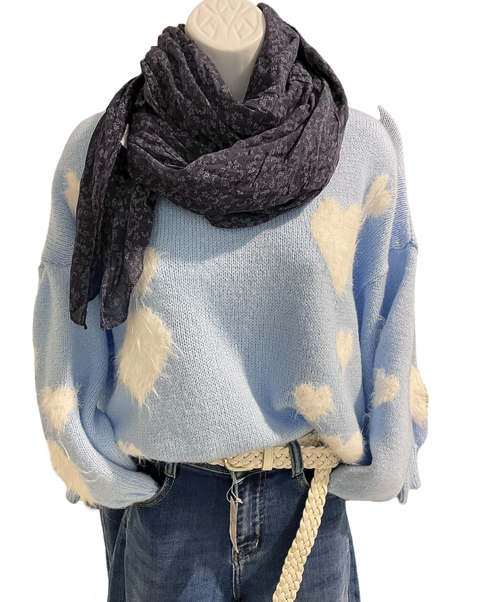 Chandail col rond en tricot bleu ciel avec des cœurs blanc sur le devant et sur les manches