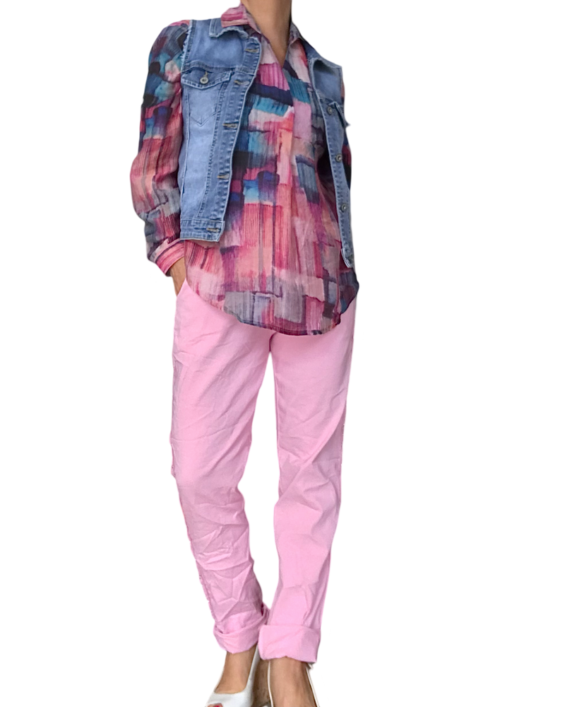 Pantalon rose à taille élastique avec cordon et ruban de chaque coté avec une blouse à carreaux abstrait, turquoise, rose, marine et Lilas.  Avec une veste en jeans sans manche.