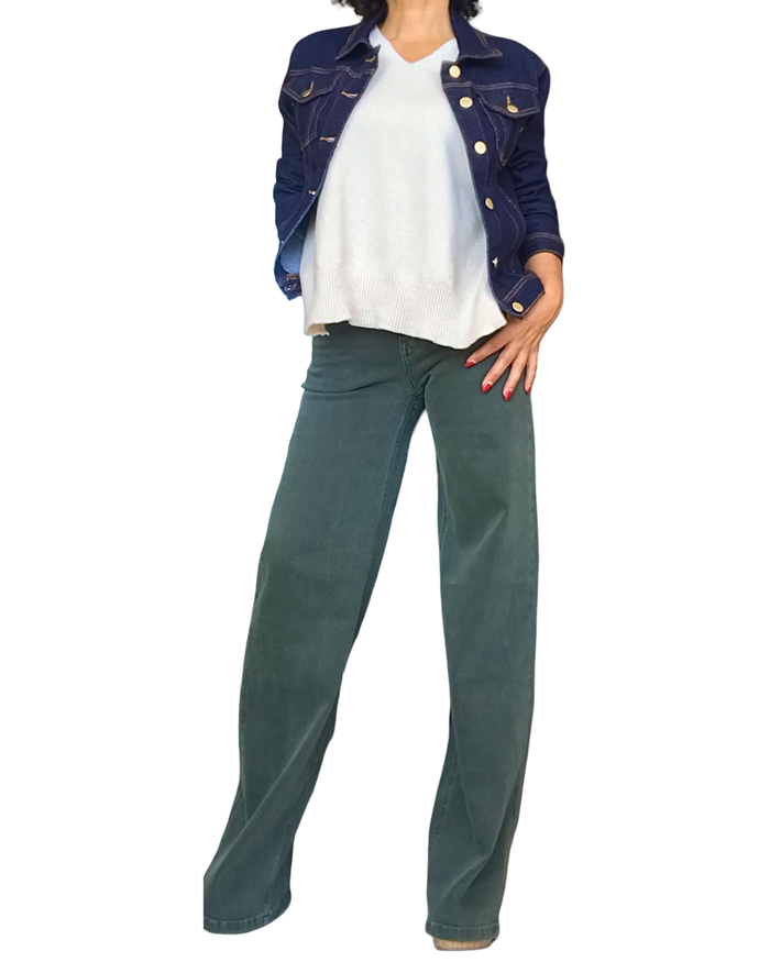 Jeans jacket bleu foncé avec pull blanc et pantalon vert large – silhouette complète