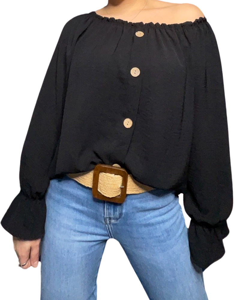 Blouse noire pour femme à manche longue avec ceinture et jeans.