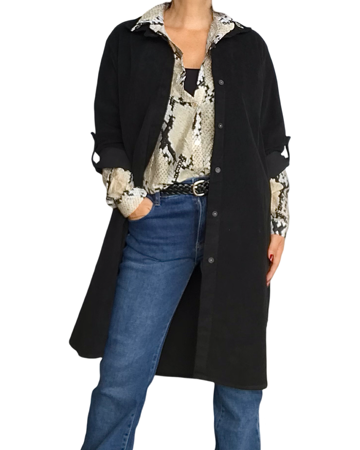 Surchemise longue unie camel en velours cotelé avec chemise et jeans