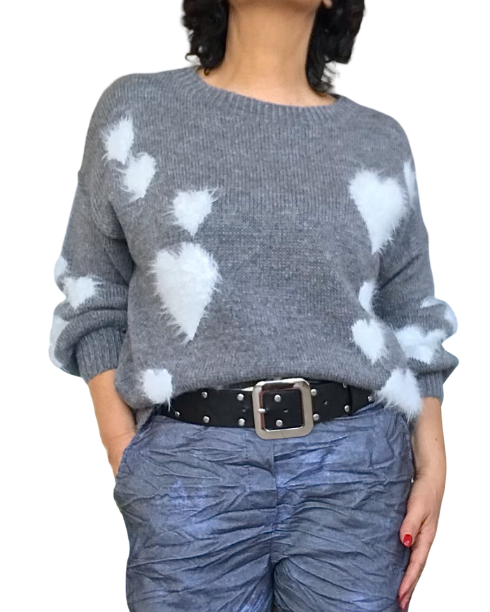 Chandail col rond en tricot gris avec des cœurs blanc sur le devant et sur les manches