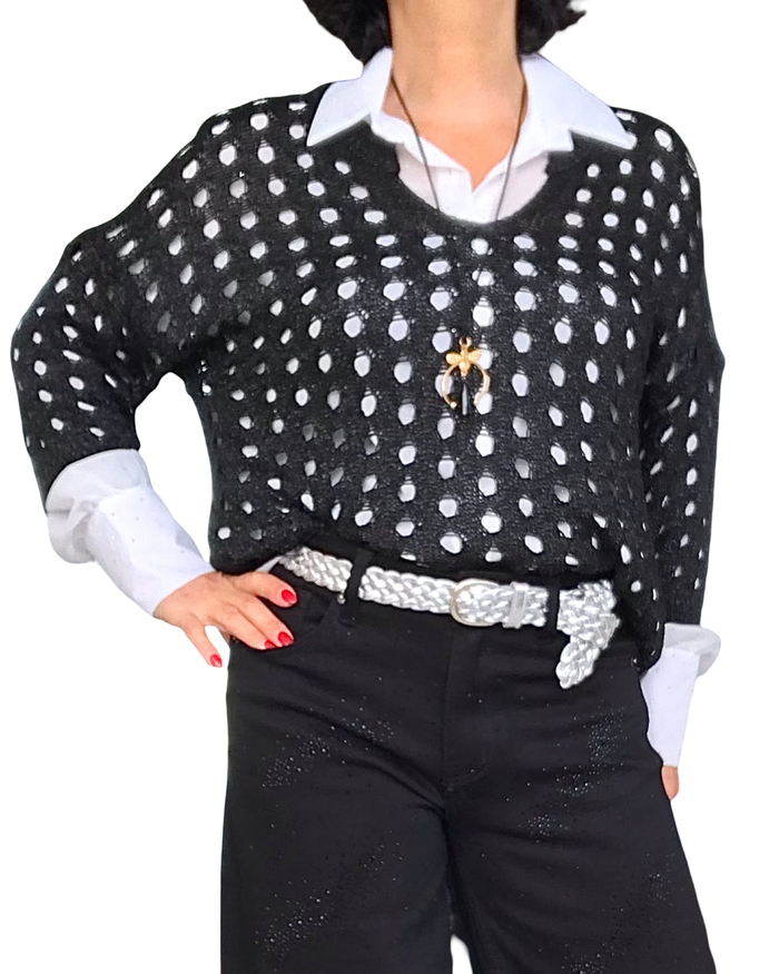 Chandail de tricot noir en grandes mailles