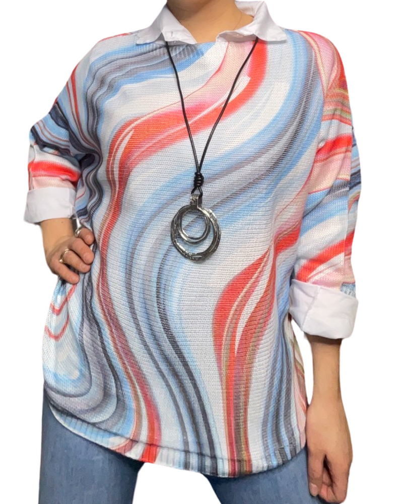 Chandail pour femme avec imprimé abstrait bleu et corail avec chemise blanche à l'intérieur et collier long.