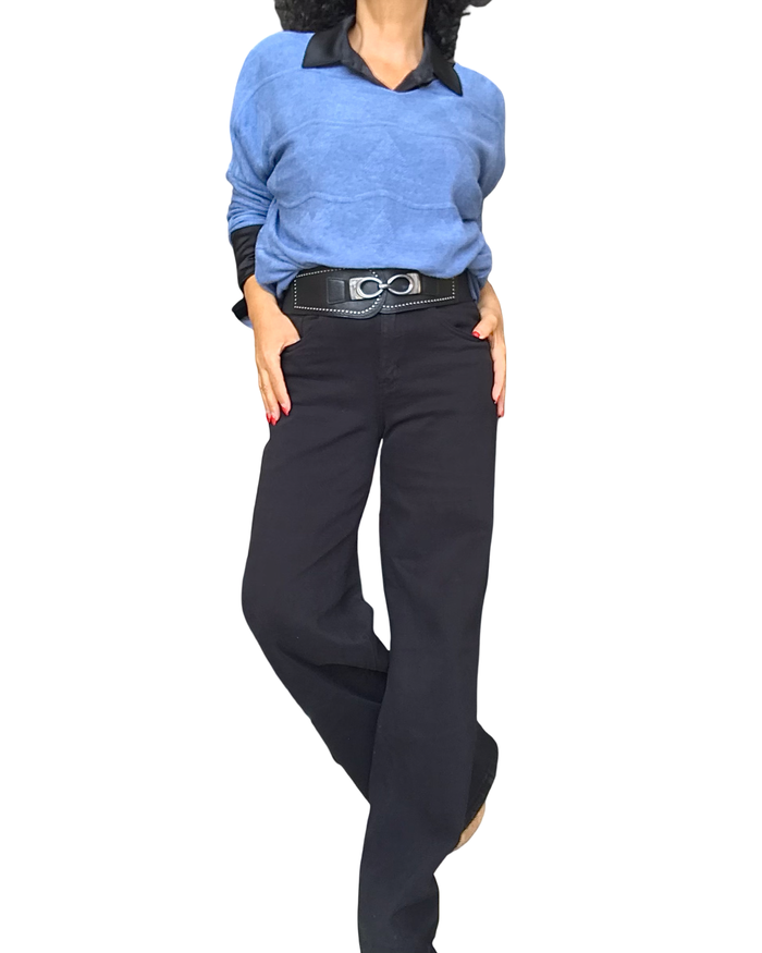 Chandail bleu jeans à cœurs texturés avec chemise noire et pantalon noir large – silhouette complète
