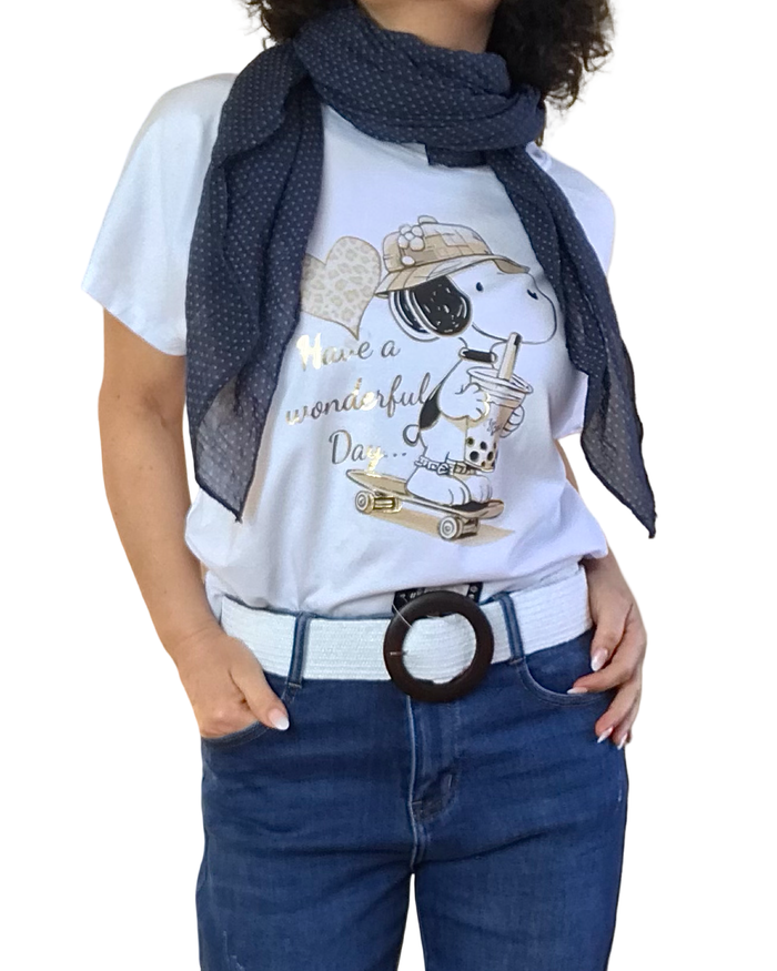 T-shirt blanc Snoopy « Have a wonderful Day » Snoopy en beige porte un chapeau et boit un jus