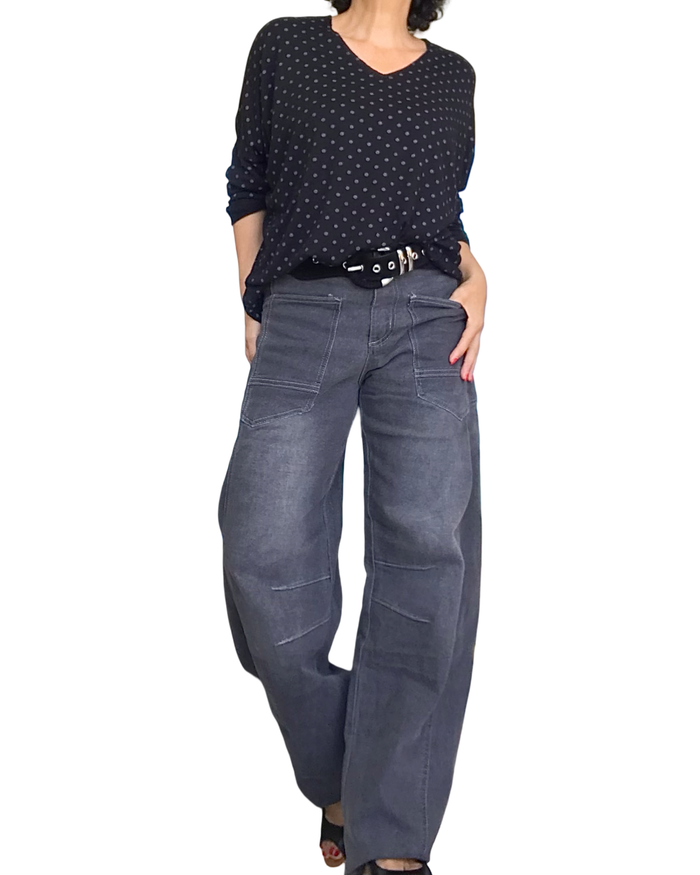 Jeans gris jambe droite avec poches appliquées devant