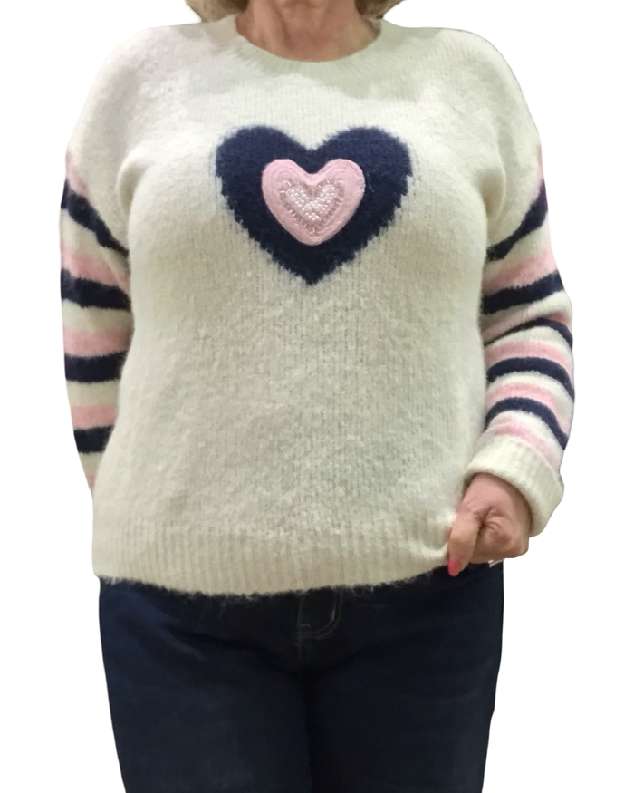 Chandail col rond off white en tricot avec un appliqué de cœur et manche rayée