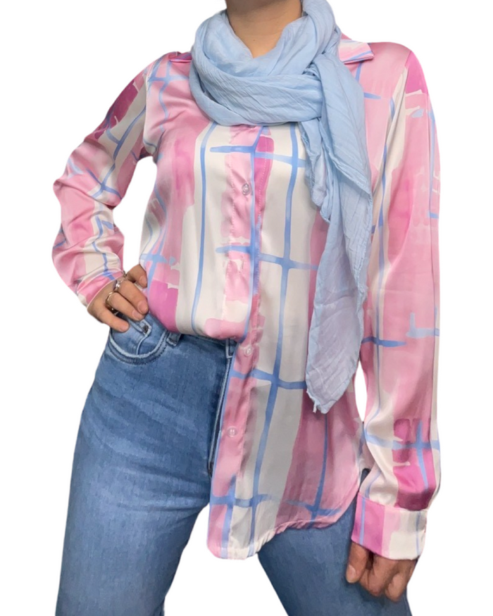 Chemise rose pour femme imprimé de carreaux abstraits avec foulard et jeans.