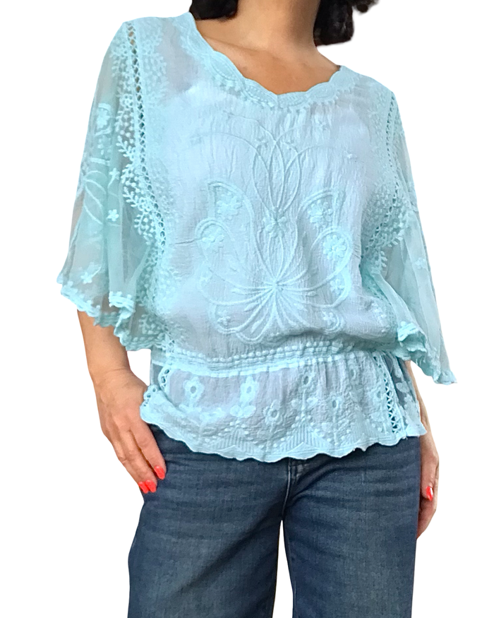 Blouse en voile aqua, dentelle et broderie, élastique à la taille