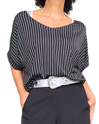 T-shirt noir à rayures fines blanches verticales, manche courte