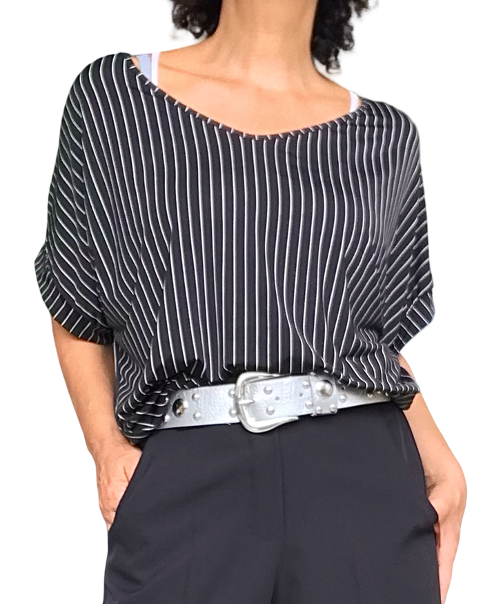 T-shirt noir à rayures fines blanches verticales, manche courte