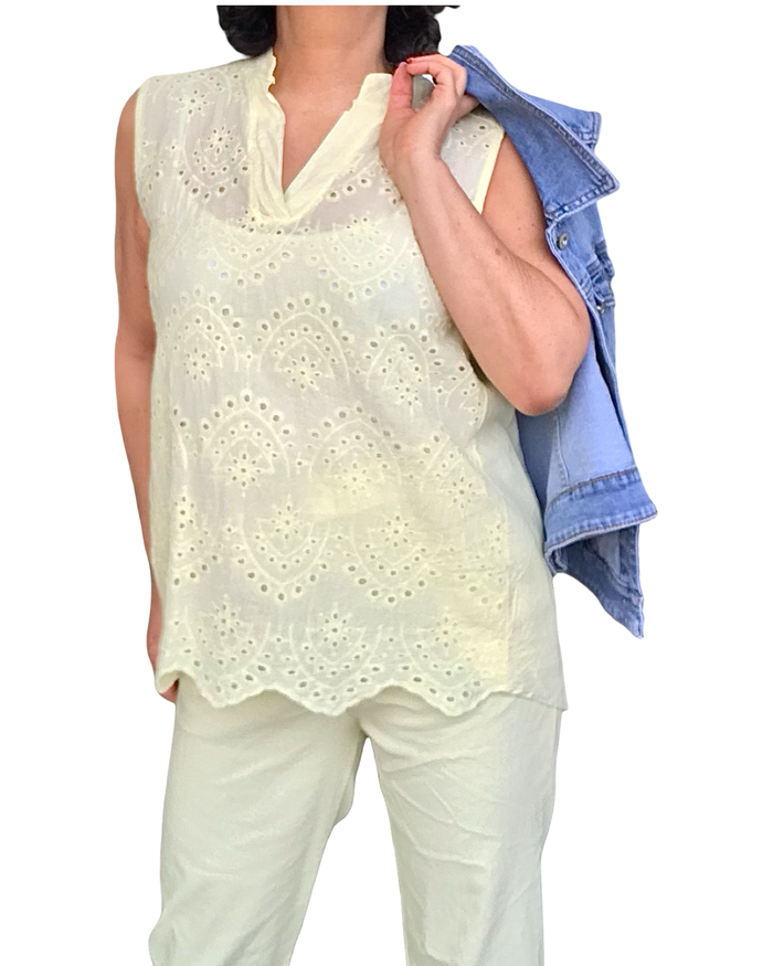 Blouse jaune pâle sans manche broderie anglaise devant(livraison 17 mars)