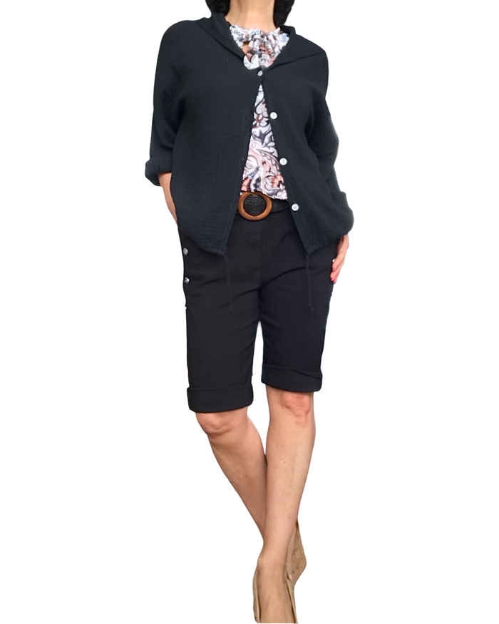 Chemise noire, texturée à capuchon, manches longues avec camisole nouée au cou, ceinture, élastique, noire et bermuda noir