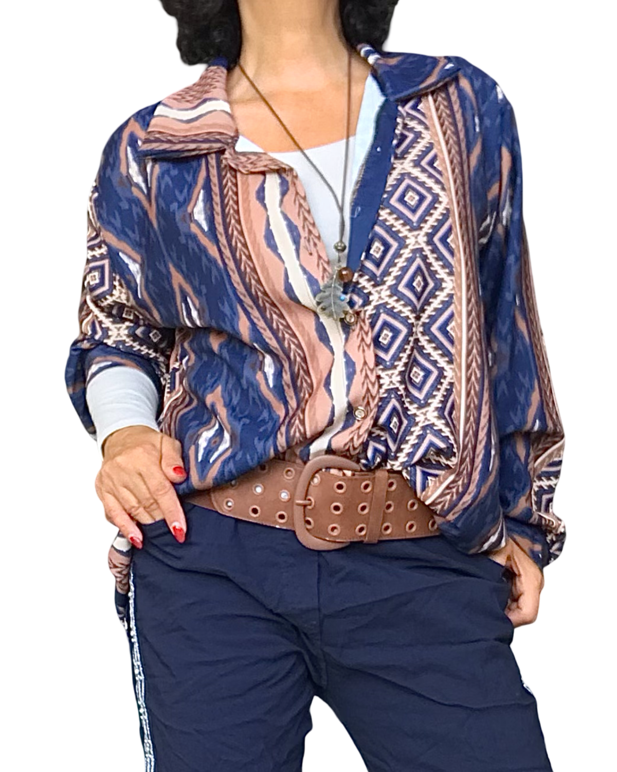 Chemise marine à imprimé aztèque vertical camel et brun portée avec large ceinture brune et long collier