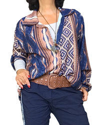 Chemise marine à imprimé aztèque vertical camel et brun portée avec large ceinture brune et long collier