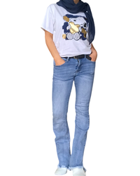 T-shirt blanc avec snoopy qui tient un cœur doré avec foulard, marine et jeans évasés, bleu, pâle