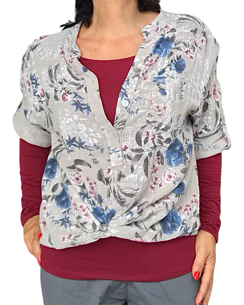 Blouse beige fleuri bleu, bourgogne et noir avec t-shirt manche longue rouge vin 