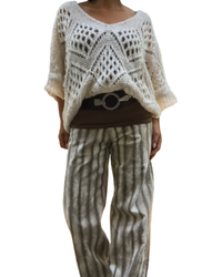 Chandail uni en tricot beige à grandes mailles col en V