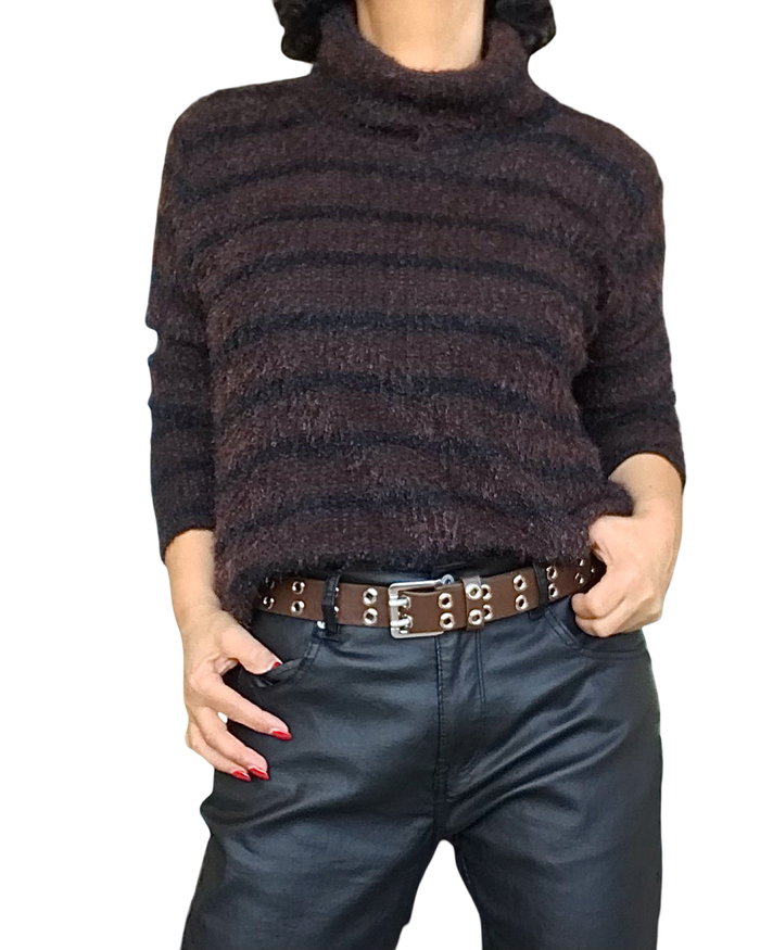 Chandail col roulé en tricot poilu brun à rayures noires