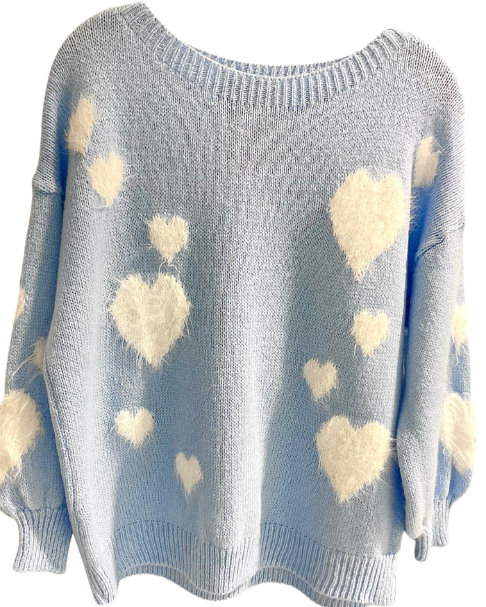 Chandail col rond en tricot bleu ciel avec des cœurs blanc sur le devant et sur les manches