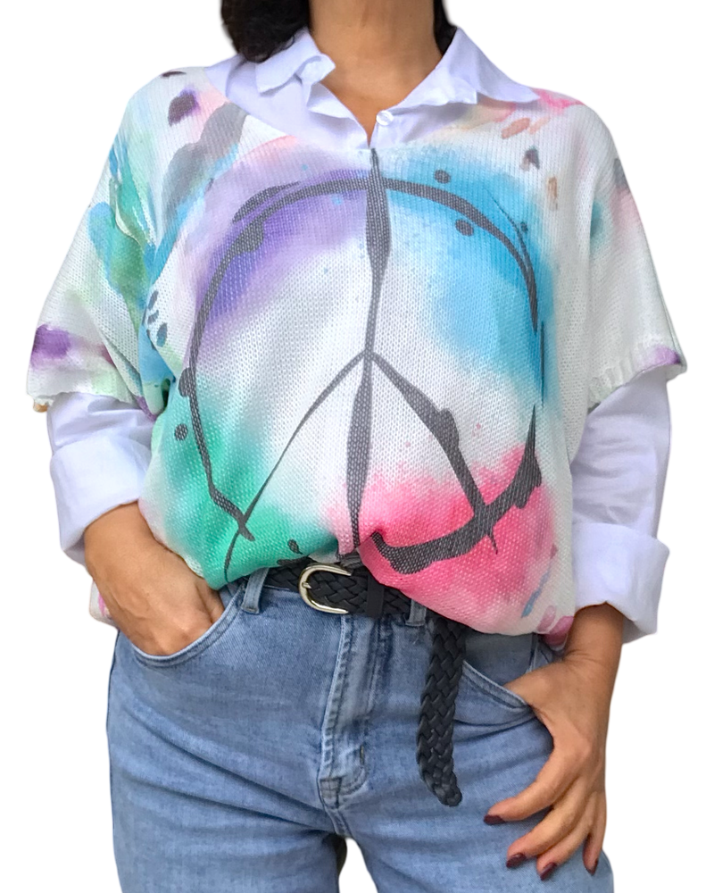 Chandail blanc avec imprimé peace and love multicolore et chemise blanche