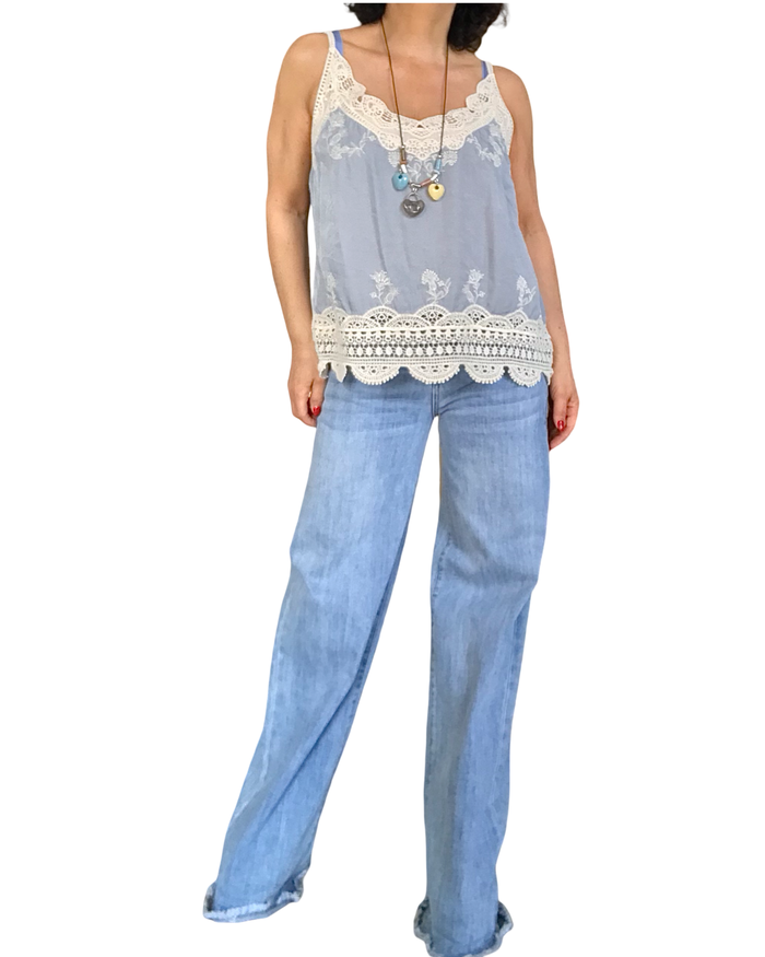 Camisole bleu jeans clair avec bretelles en crochet blanc cassé