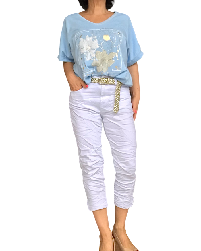 T-shirt bleu ciel col V fleurs dorées – Élégant et frais