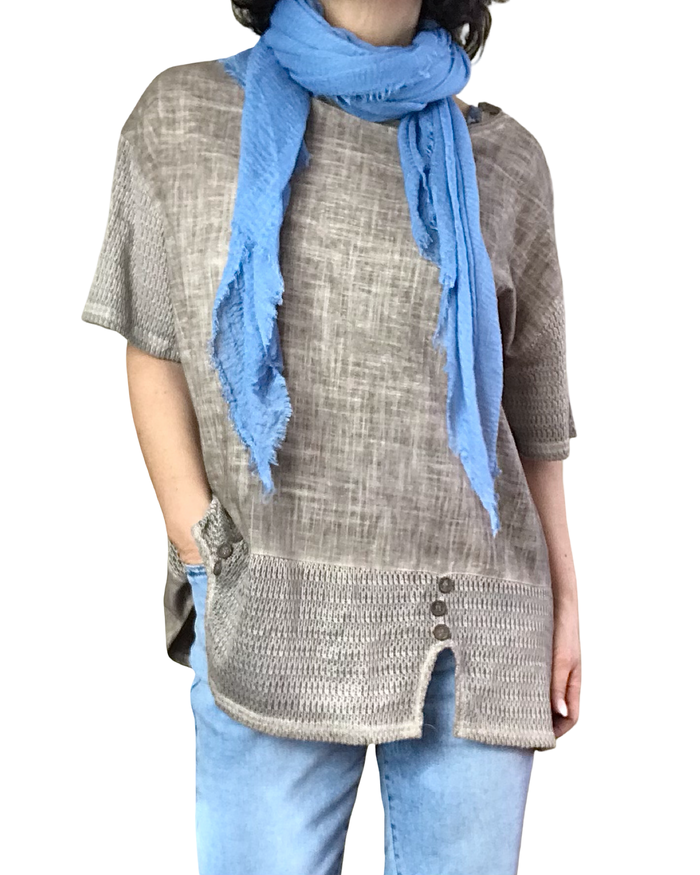 T-shirt uni moka avec un filet au bas garni de boutons