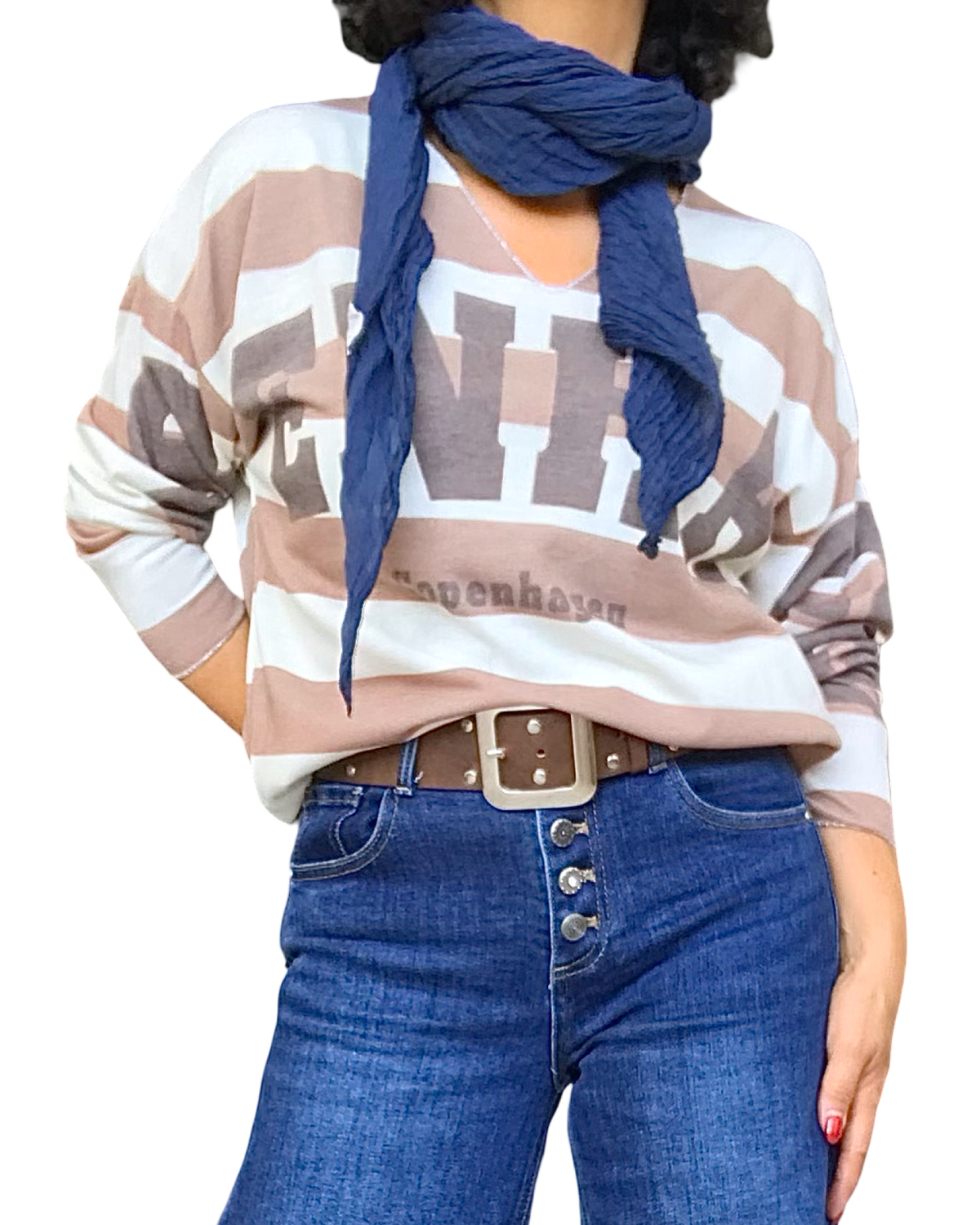 T-shirt rayé crème et noisette « Copenhagen » porté avec un foulard marine et un jeans à boutons