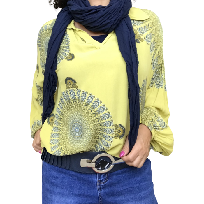 Tunique jaune imprimée de mandala, cordon au bas avec foulard bleu marin et ceinture élastique bleu 