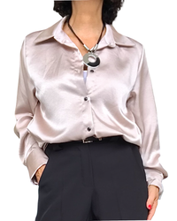 Chemise champagne en satin à manche longue avec boutons noirs