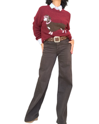 Chandail bourgogne à chien saucisse avec chemise blanche et pantalon brun large – silhouette complète