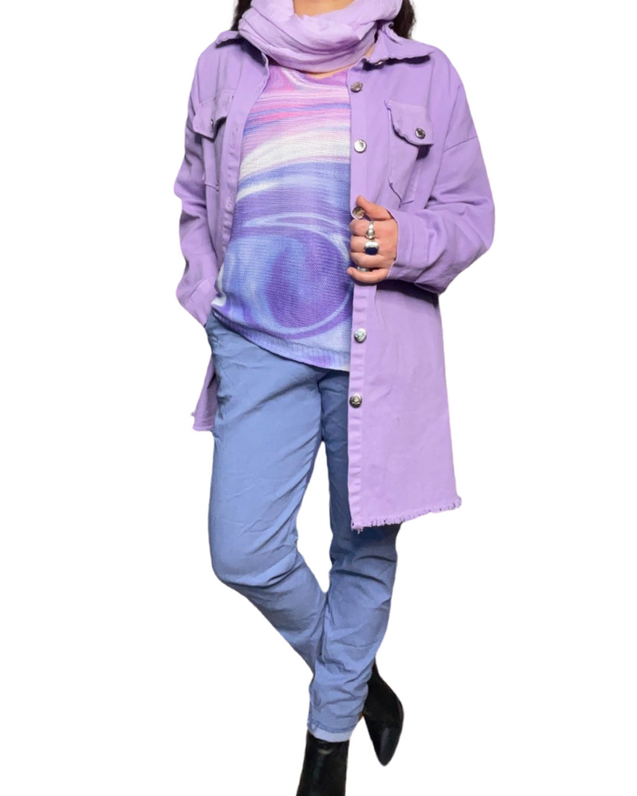 Pantalon bleu lilas femme à taille élastique avec cordon. Ce kit comporte un chandail en maille à motifs abstraits, un foulard lilas, une veste en jeans lilas et des bottes noires.