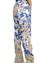 Pantalon imprimé bleu jeans beige, jaune et rouge en ultra suède à taille élastique avec cordon noir