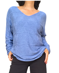 Chandail uni bleu jeans col V à cœurs et lignes horizontales texturées – vue de face