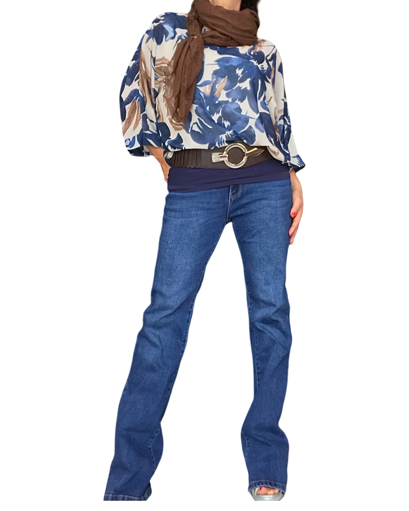 Blouse à manches 3/4 en voile imprimé floral noué au bas, gilet bleu marin et ceinture bleu marin et jeans