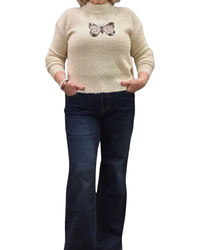 Chandail col montant beige en tricot avec un appliqué de papillon