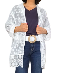 Chemise blanche brodée de fleurs, manche longue et crochet au bas