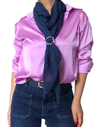 Chemise unie en satin lilas avec foulard, marine et boucles d’ajustement