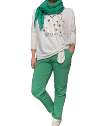 Foulard femme léger vert émeraude 20% soie avec chandail blanc à manche longue, boucle d'ajustement et pantalon vert émeraude.