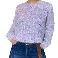 Chandail lilas manche longue pour femme à mailles multicolores, ceinture brune et jeans bleu