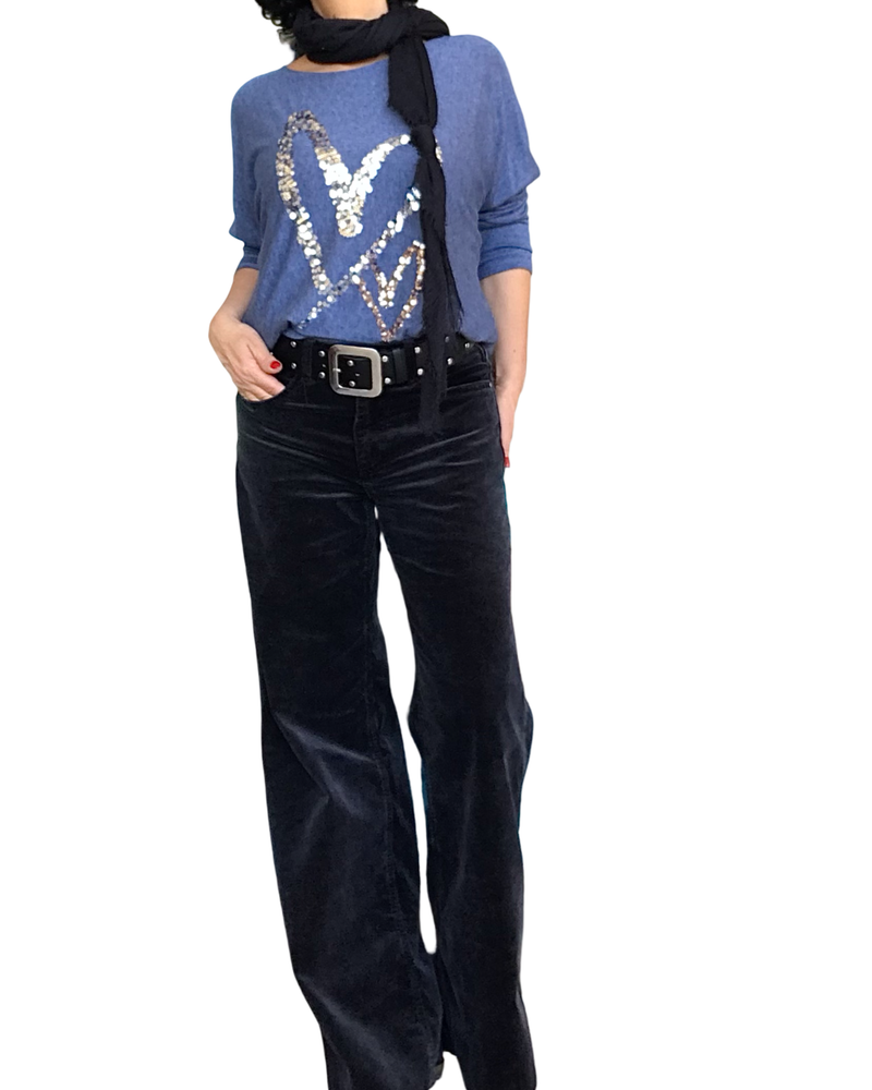 Chandail en tricot léger bleu avec cœur en paillettes argent et rouge