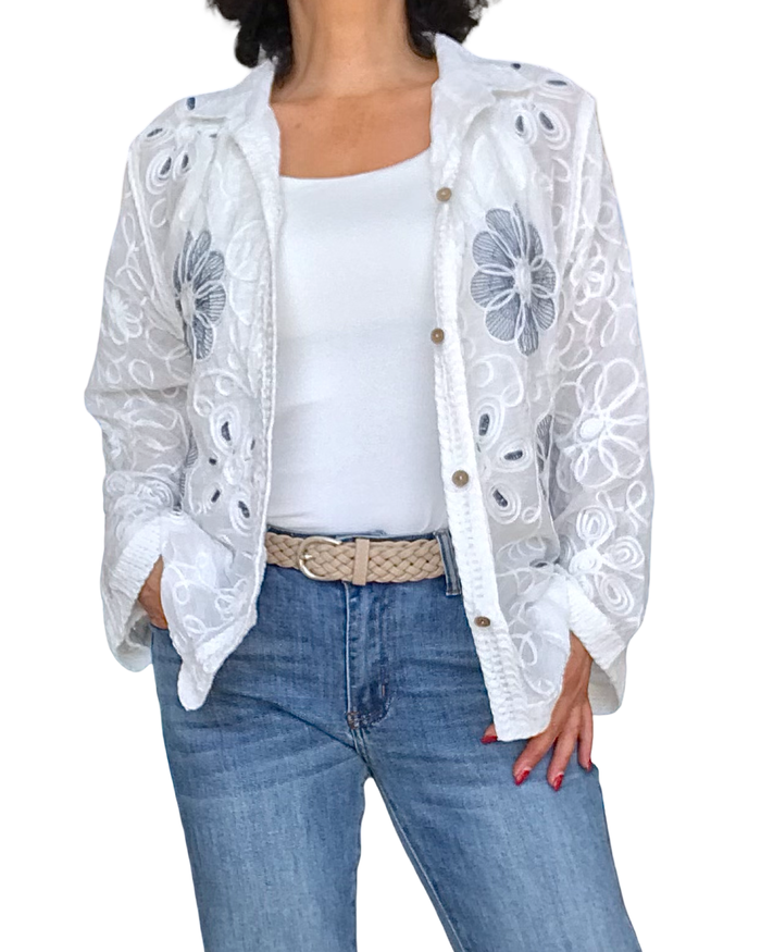 Chemise blanche brodée de fleurs à manche longue