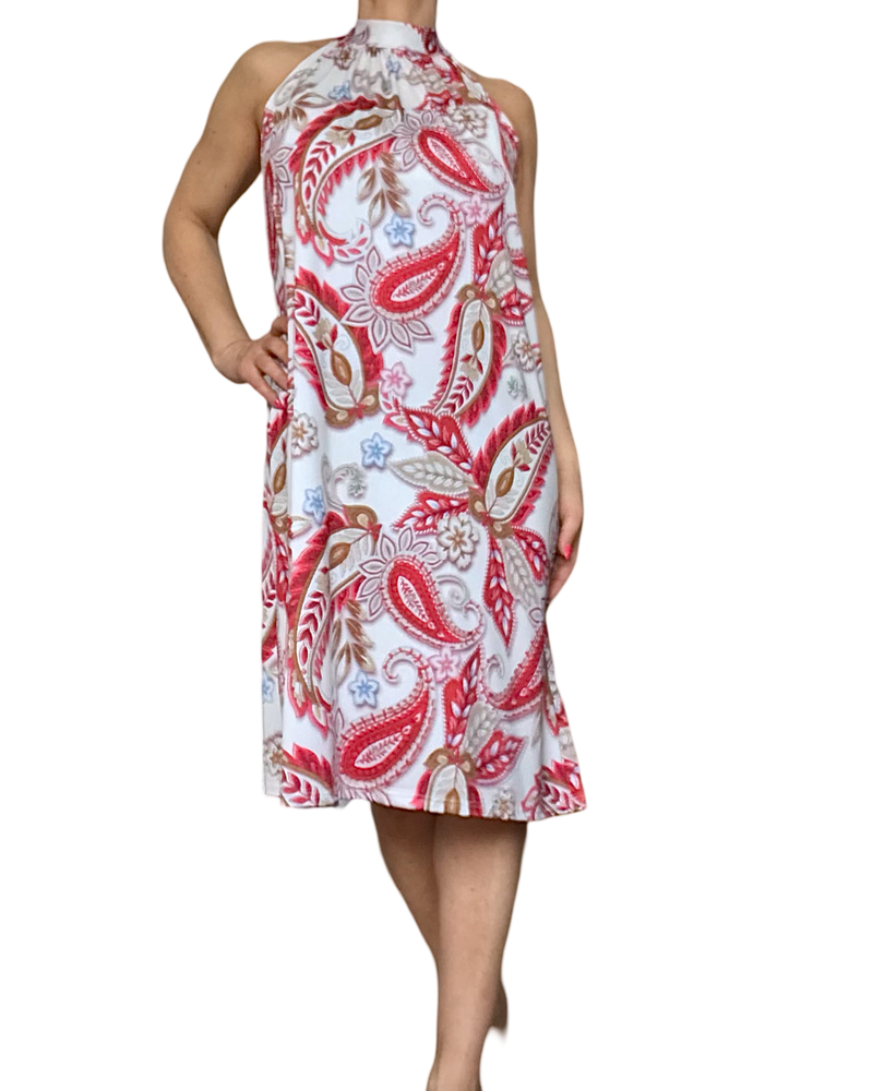 Robe courte blanche à motifs, rouge et noisettes, noué au cou
