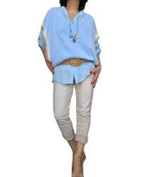 Débardeur en tricot bleu ciel ouvert sur les côtés col en V avec bande vanille au bas