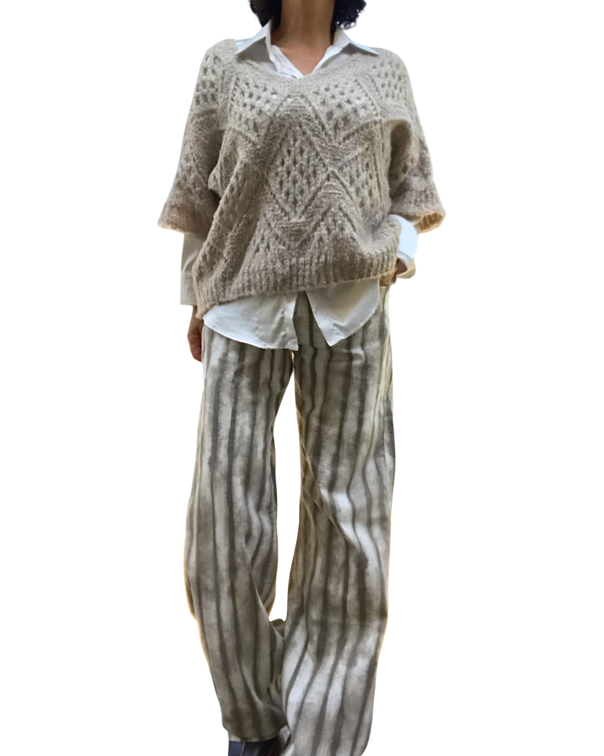 Chandail uni en tricot beige à grandes mailles col en V