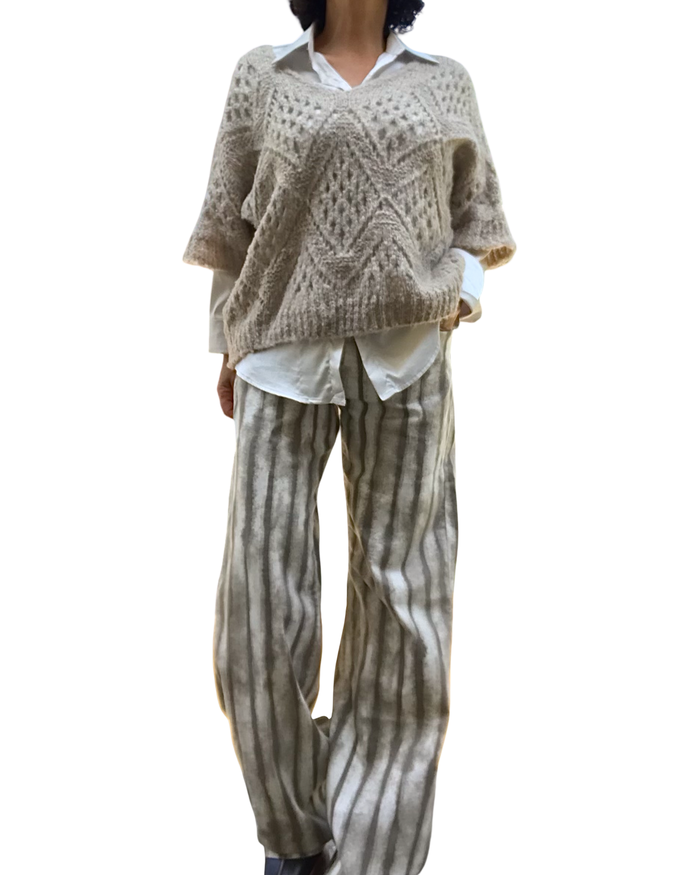 Chandail uni en tricot beige à grandes mailles col en V