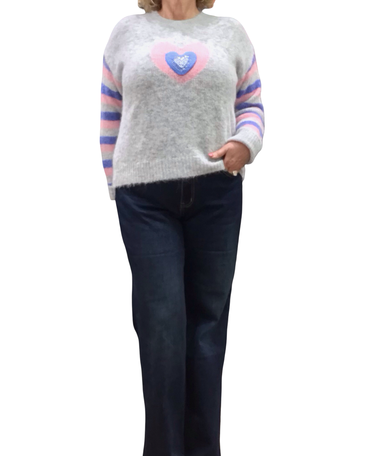 Chandail col rond gris pâle en tricot avec un appliqué de cœur et manche rayée