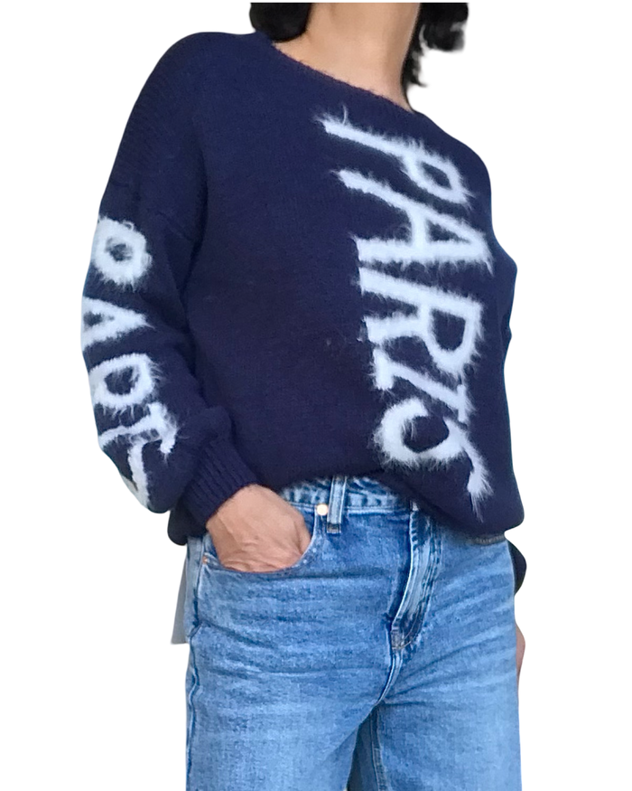 Chandail col rond en tricot marine avec « Paris » écrit en blanc sur le devant et sur les manches